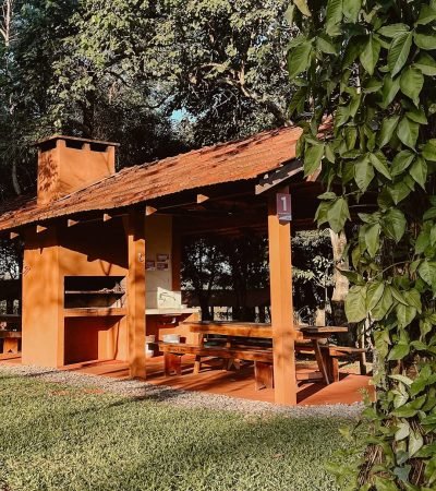 Camping y piscinas en Puerto Iguazú.